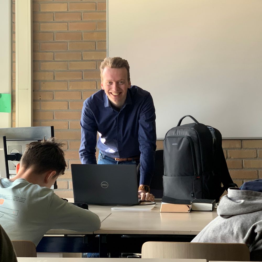 Jan Willem Baan werkt met leerlingen in het klaslokaal